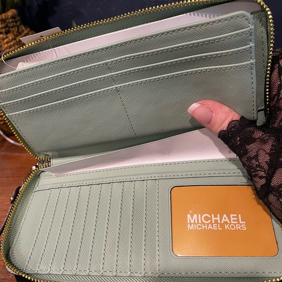 NWT Michael Kors Jade large embossed leather jet set travel wallet/wristlet - Picture 4 of 13